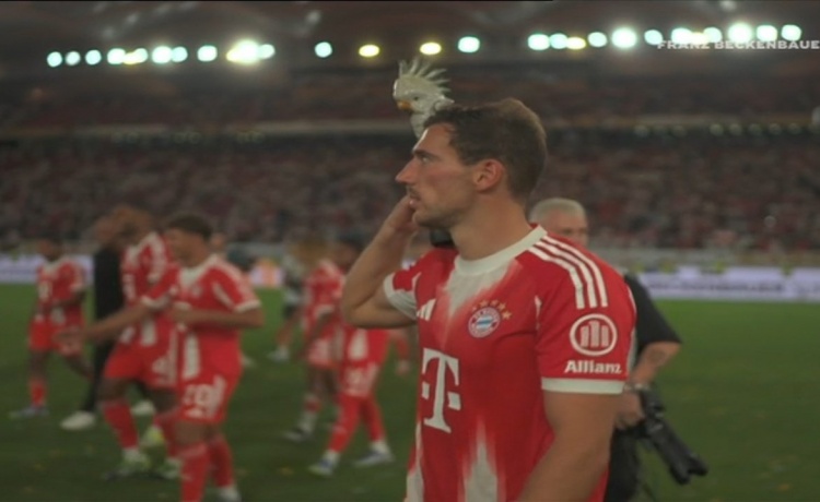 成传统了🤣格雷茨卡肩扛鹦鹉饰品，庆祝德超杯夺冠