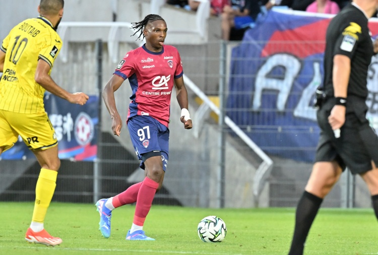 开云体育官网-天空：雅凯倾向于加盟切尔西，俱乐部间的谈判正在继续