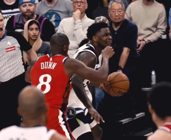 开云体最在线新网址-顶级气质！爱德华兹看到小琼斯上前包夹微微一笑 后强行跳投命中